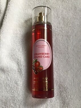 Bath & Body Works Strawberry Pound Cake mist